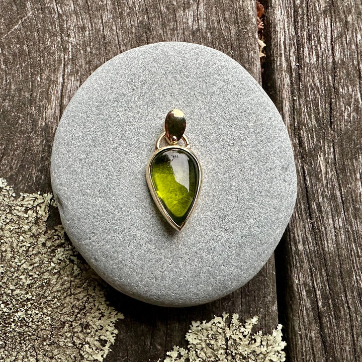 9ct Gold Freeform Peridot pendant
