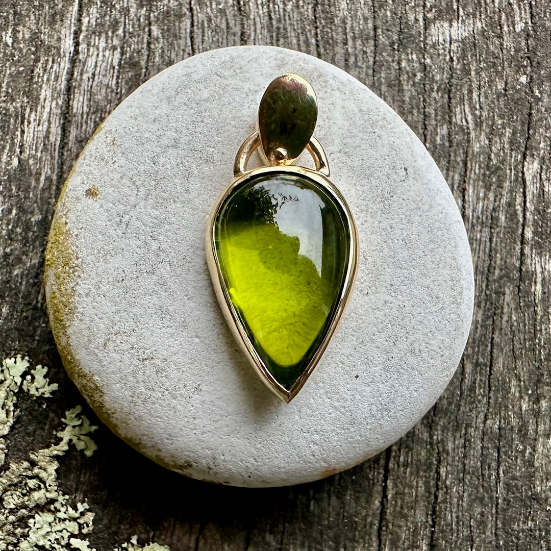 9ct Gold Freeform Peridot pendant