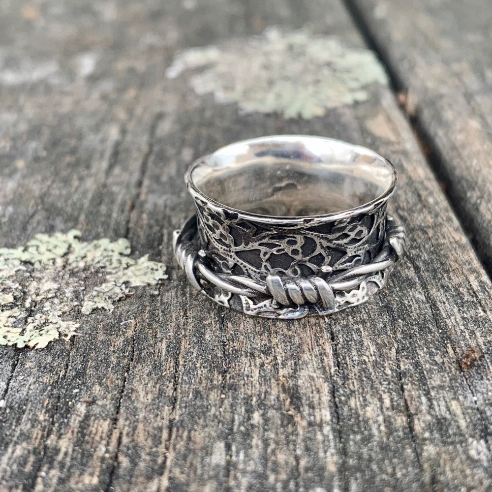 Ornate Barbed Wire Spinner Ring