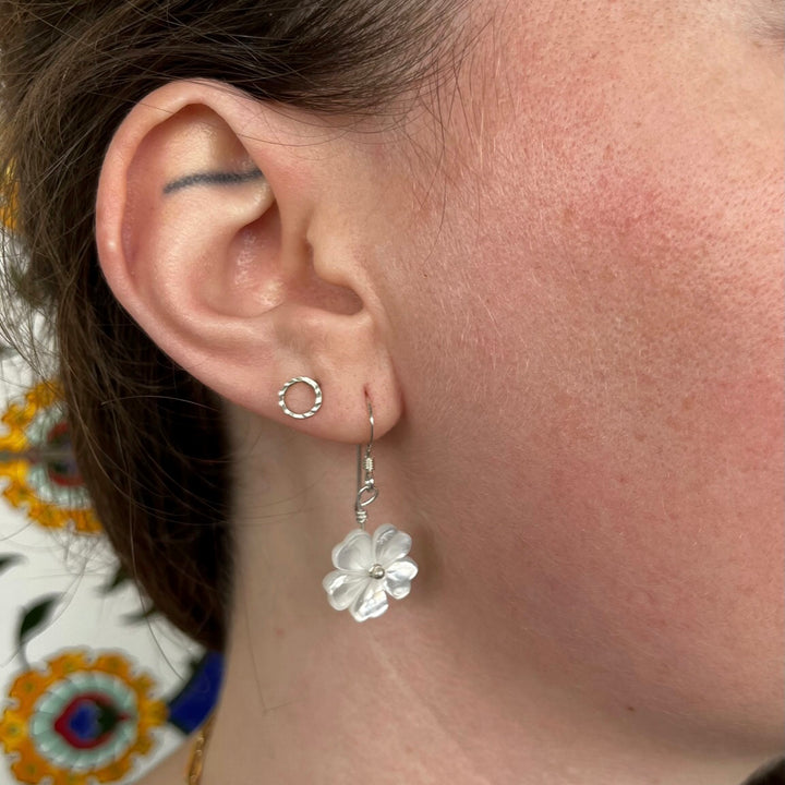 Mother of pearl flower earrings