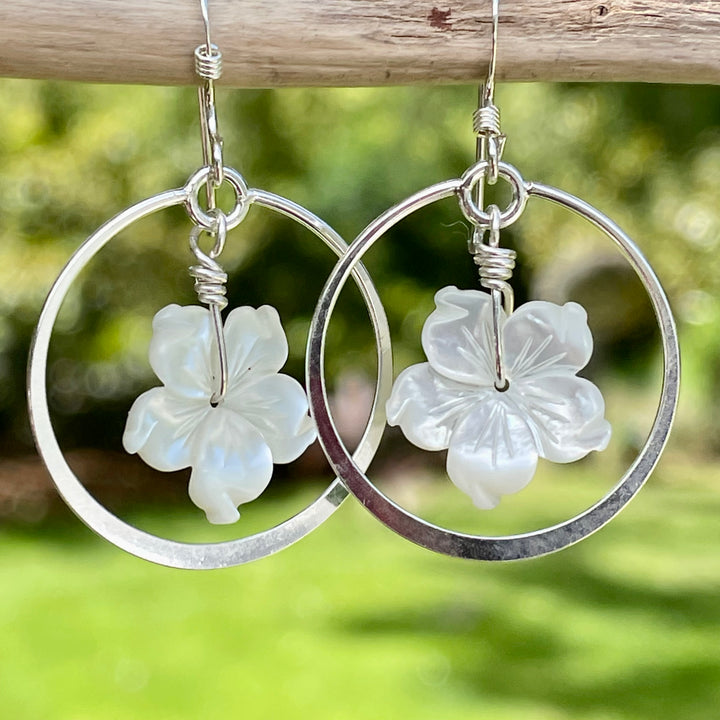 Mother of pearl flower earrings