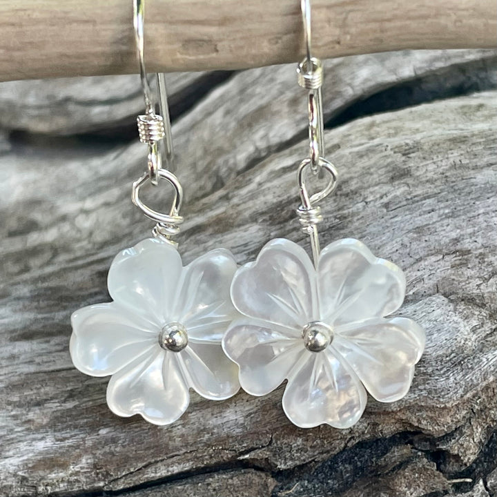 Mother of pearl flower earrings