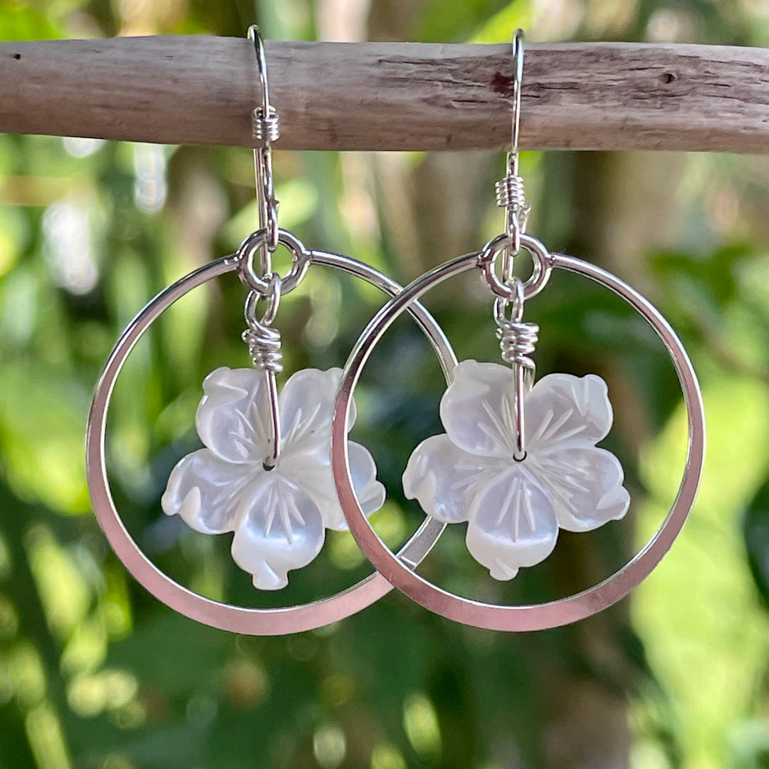 Mother of pearl flower earrings