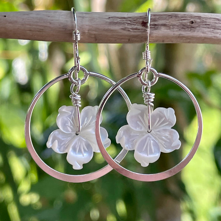 Mother of pearl flower earrings
