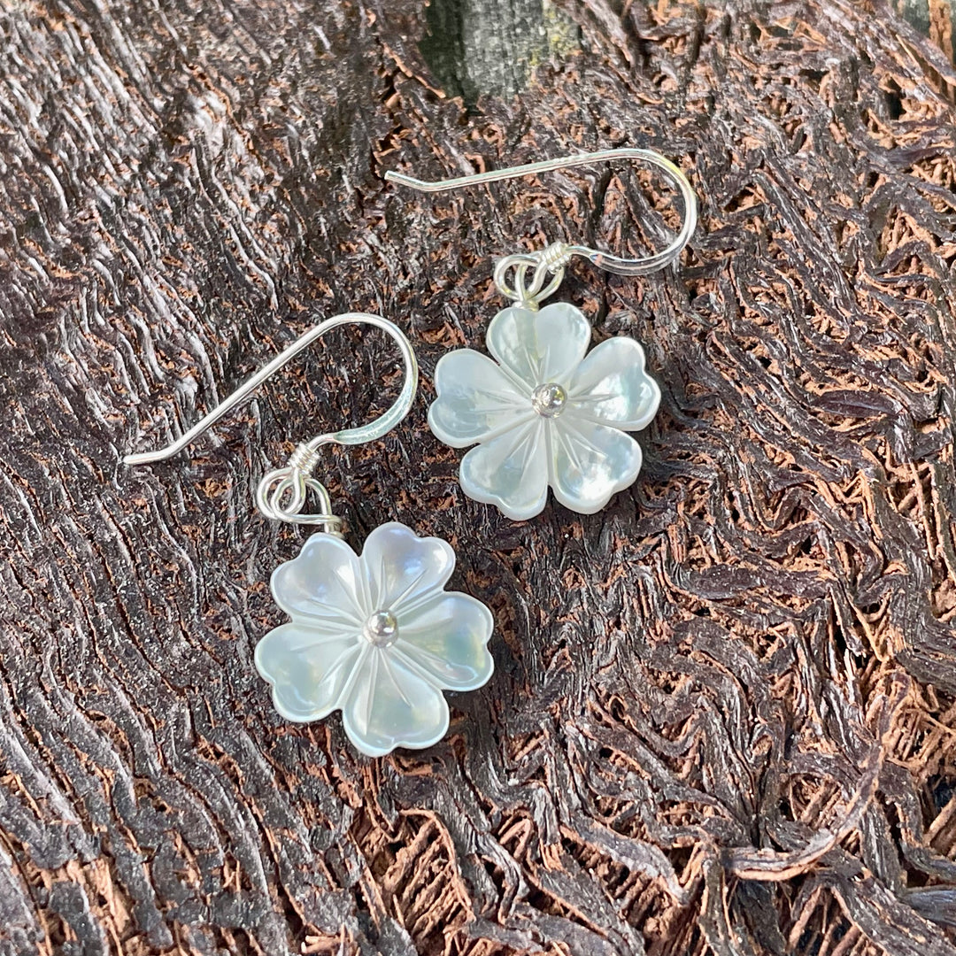 Mother of pearl flower earrings