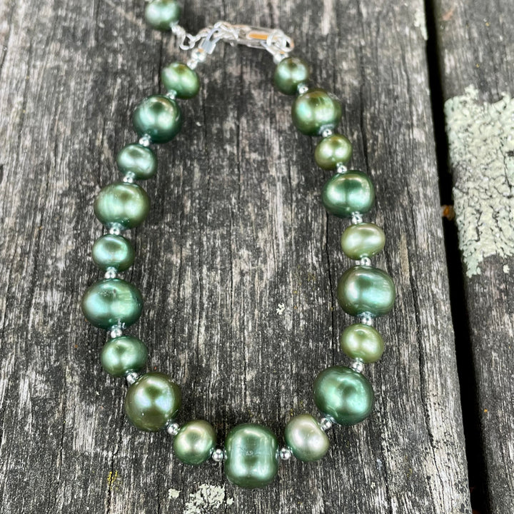 Bright yet dark green freshwater pearl bracelet