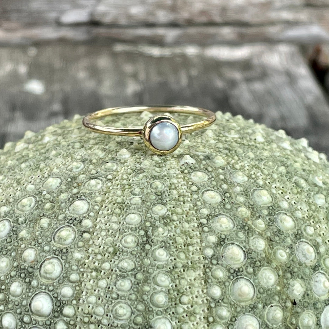 Fine 9ct Gold and White Freshwater Pearl Ring