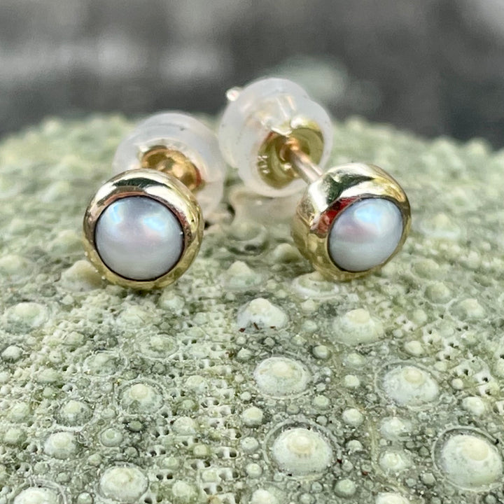 9ct Gold White freshwater pearl earring studs