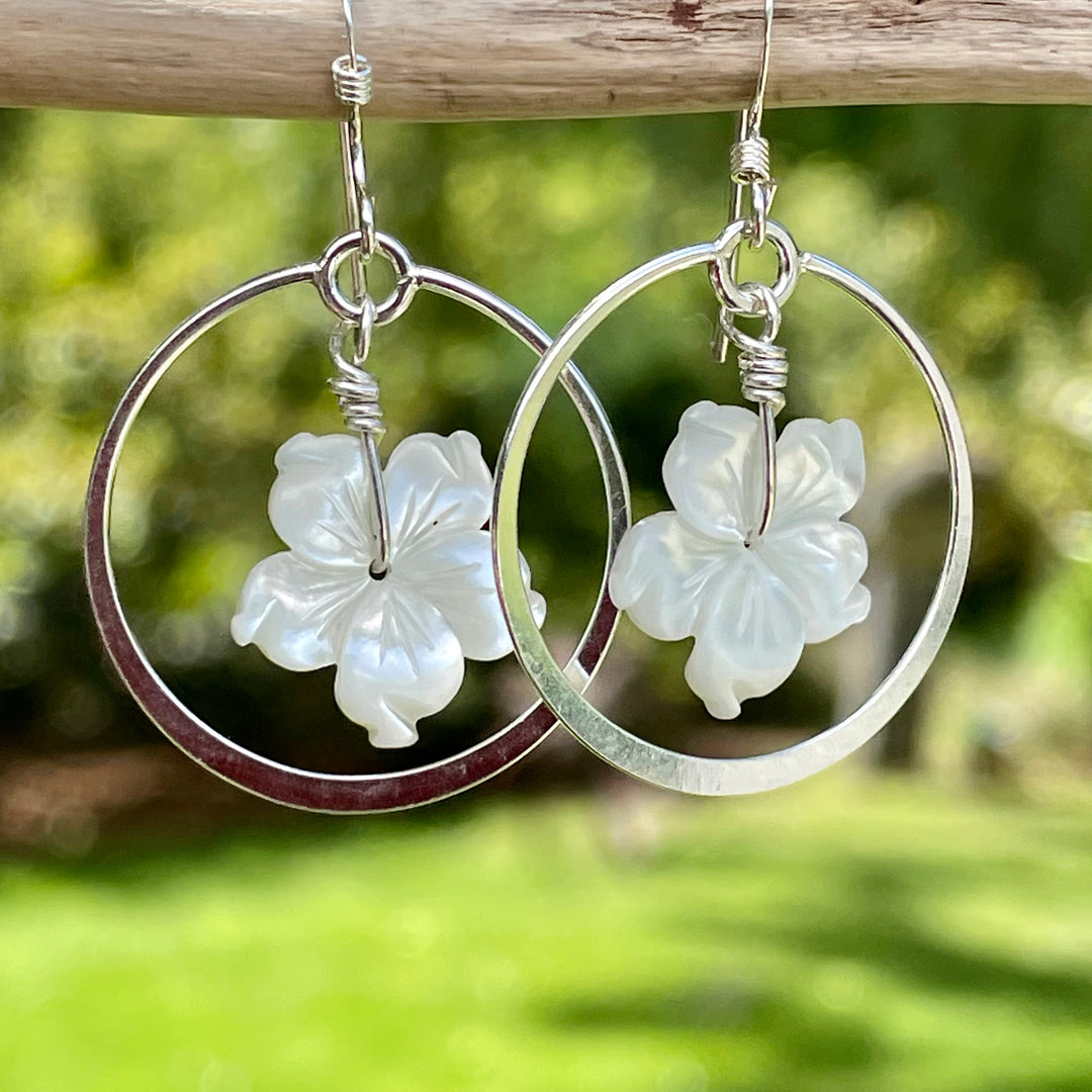 Mother of pearl flower earrings