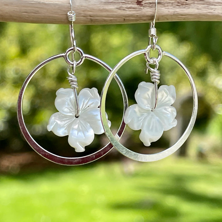 Mother of pearl flower earrings
